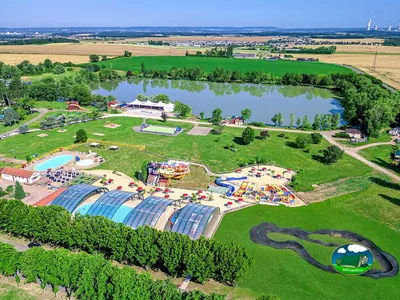 Piscina con parque acuático