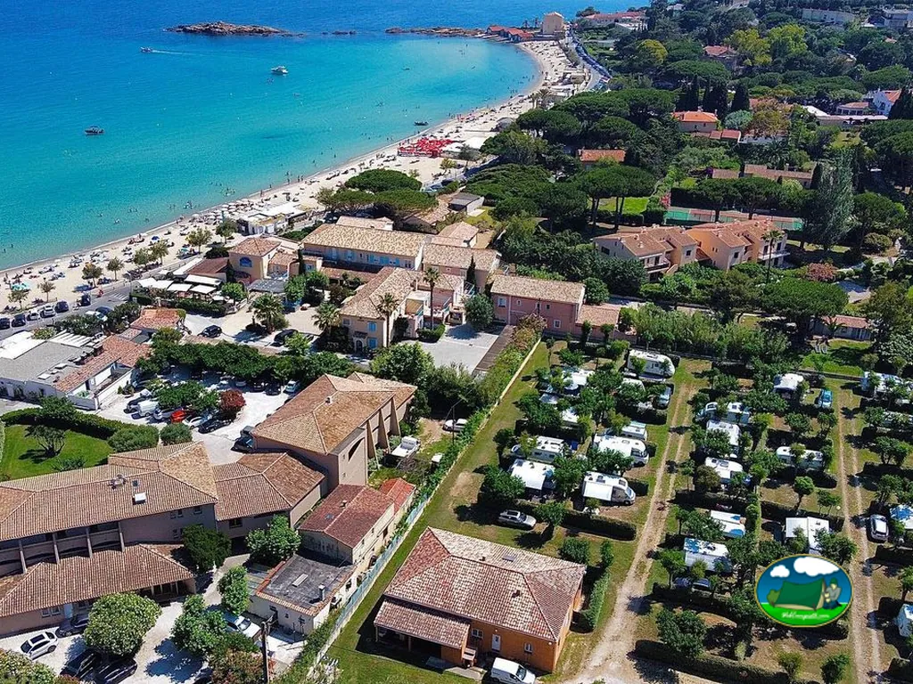 Playa junto al mar y parcelas