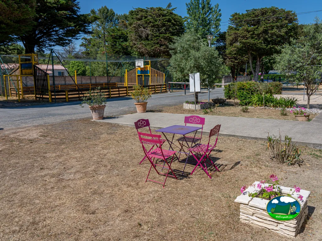 Mesas junto parque infantil