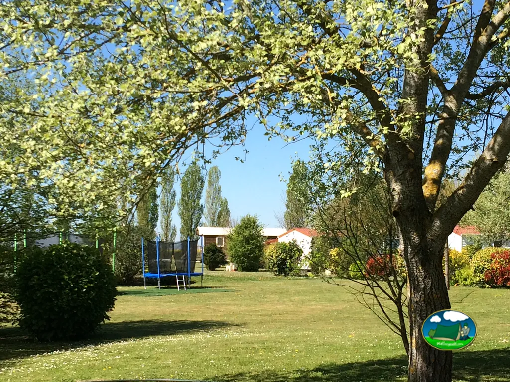 Parque infantil entre bungalows