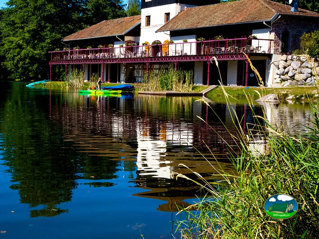 Restaurante junto lago
