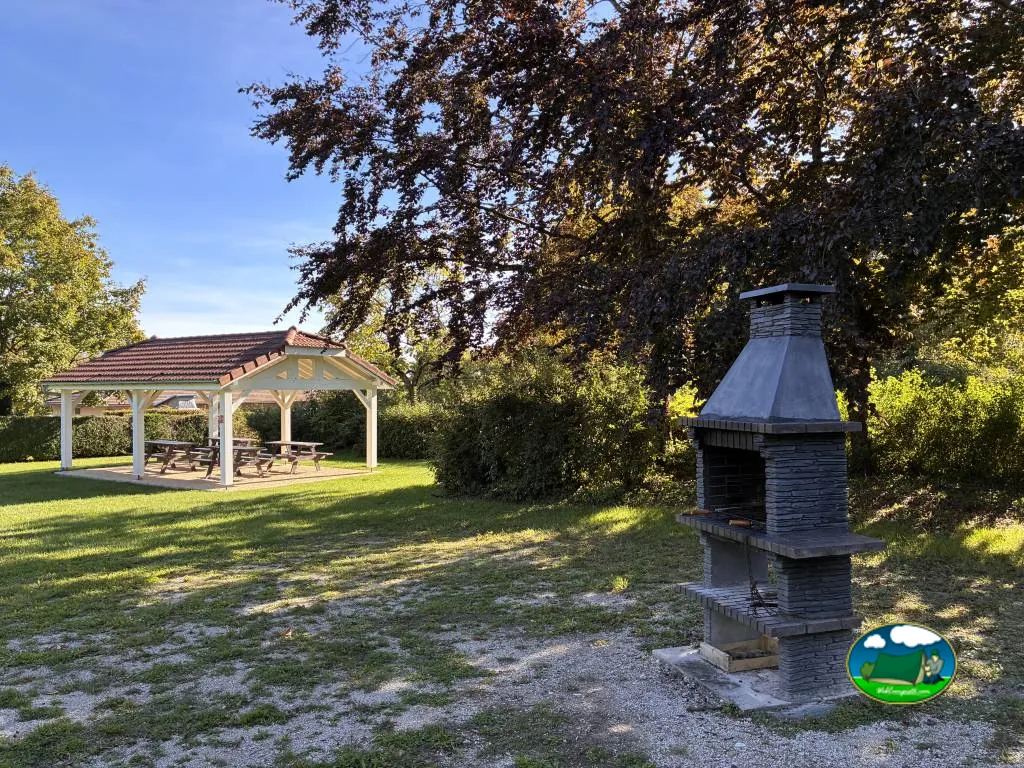 barbacoa junto a pérgola