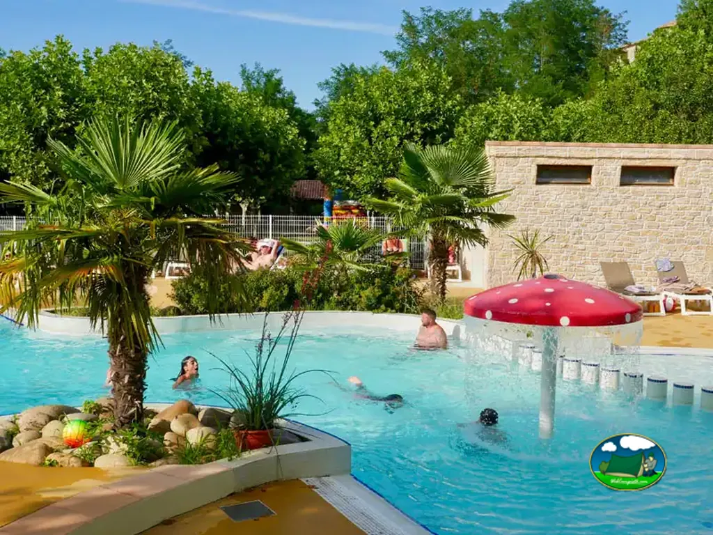 piscina con bañistas