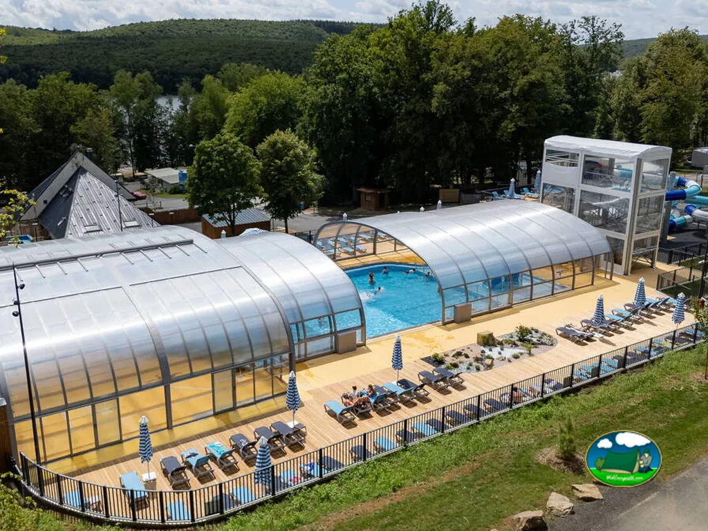 Vista aérea de piscinas y parcelas de Camping Lac des Vieilles Forges, Les Mazures