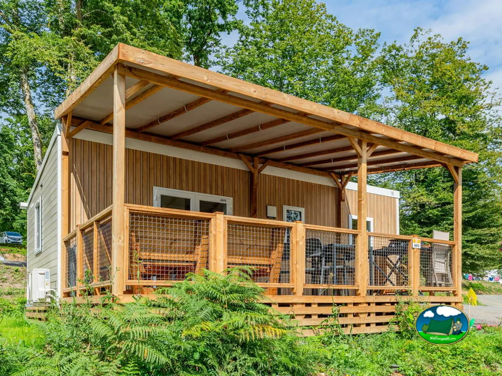 Lodge de madera con porche de Camping Lac des Vieilles Forges, Les Mazures