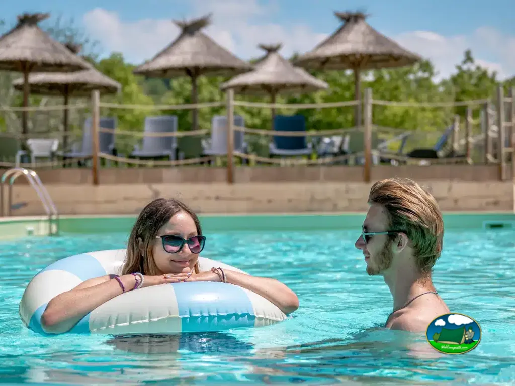 Piscina con sombrillas