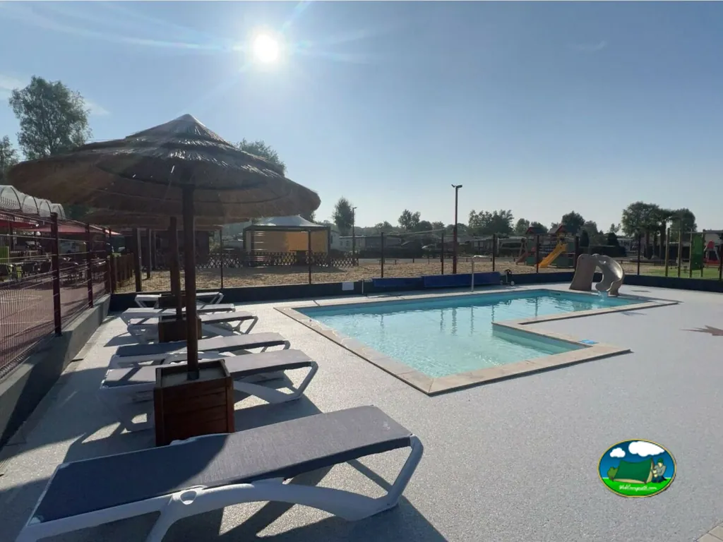 Piscina con sombrilla