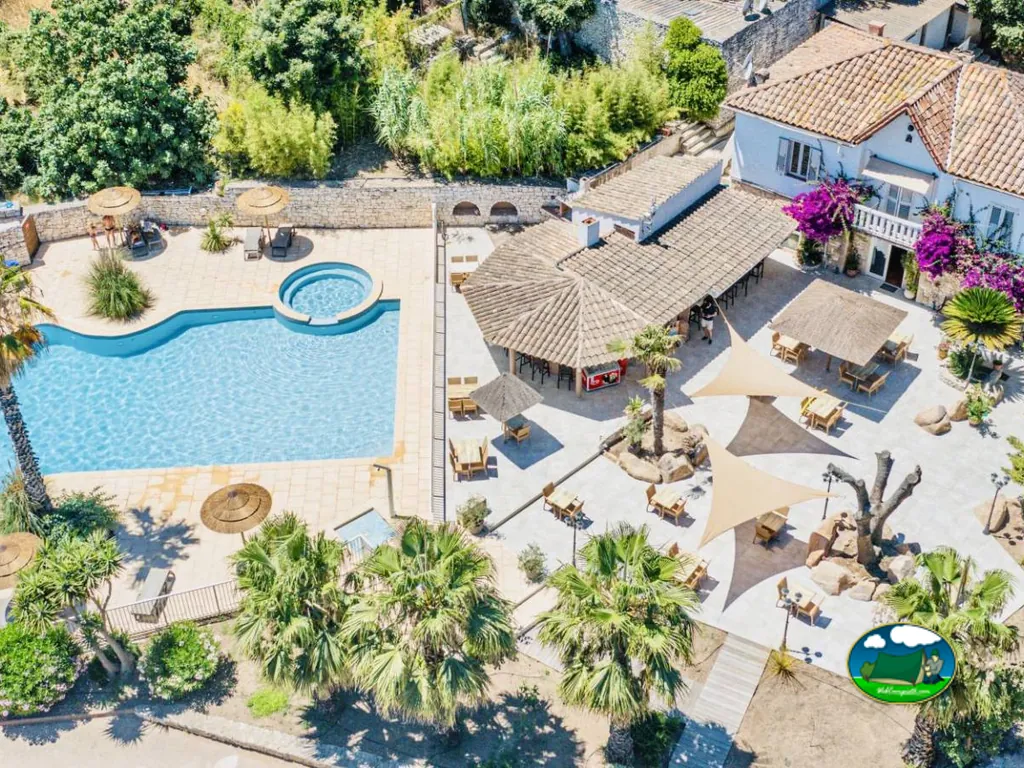 vista aérea de piscinas