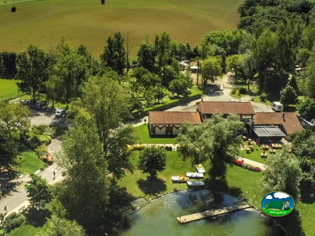 Aérea de casas junto lago