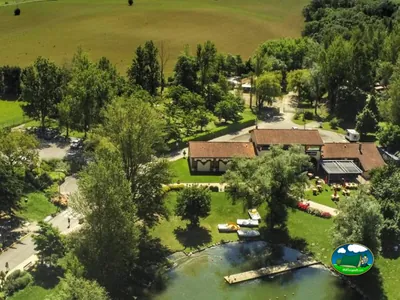 Aérea de casas junto lago