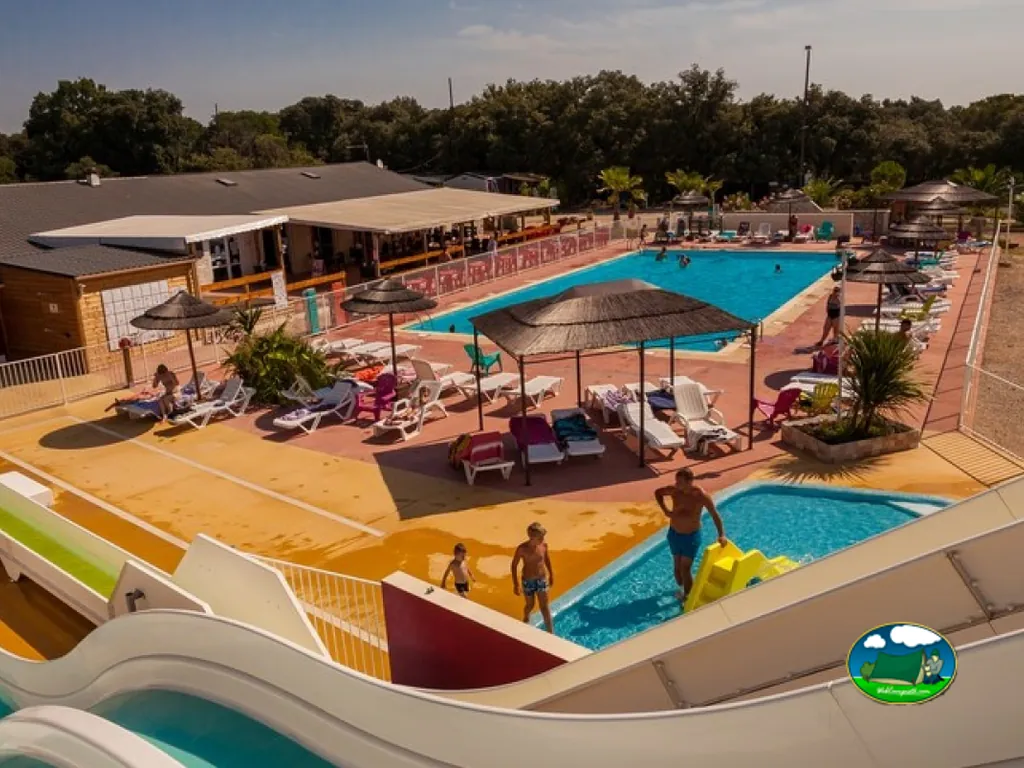 piscina exterior con toboganes
