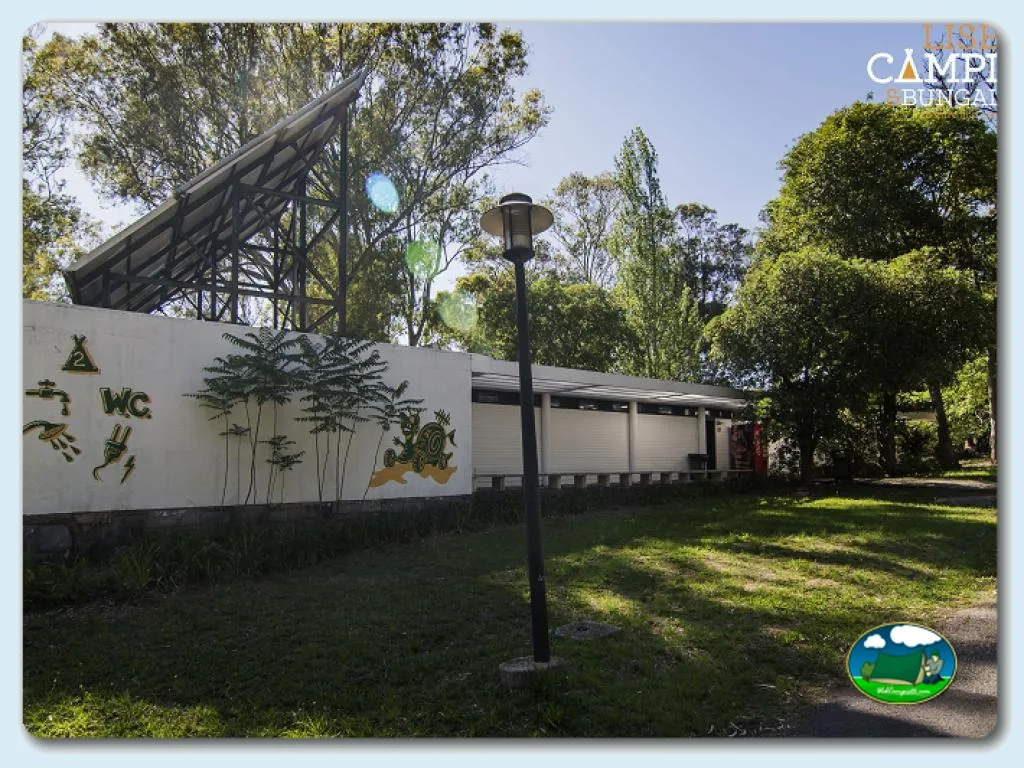 Aseos con decoración infantil y zona arbolada del Camping Lisboa, Lisboa (Lisboa)