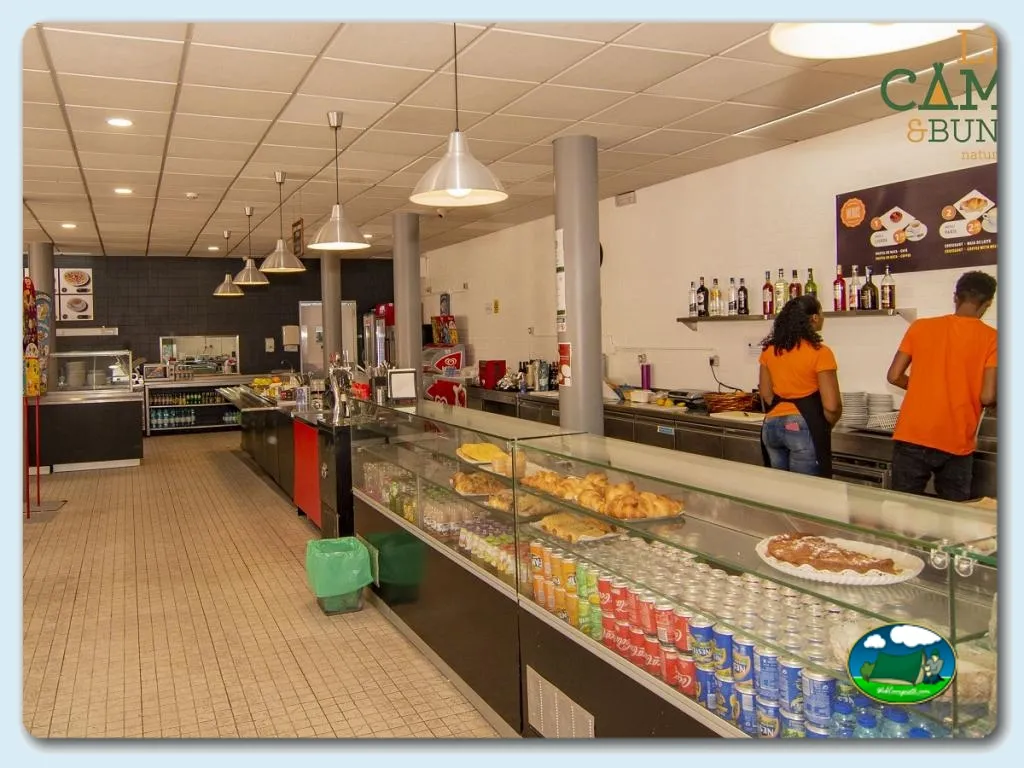 Restaurante bar interior con mostrador y servicios del Camping Lisboa, Lisboa (Lisboa)
