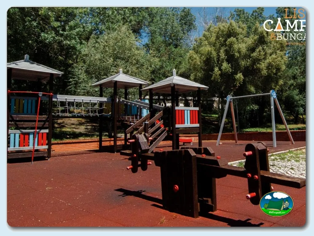 Parque infantil con tobogán y columpios del Camping Lisboa, Lisboa (Lisboa)
