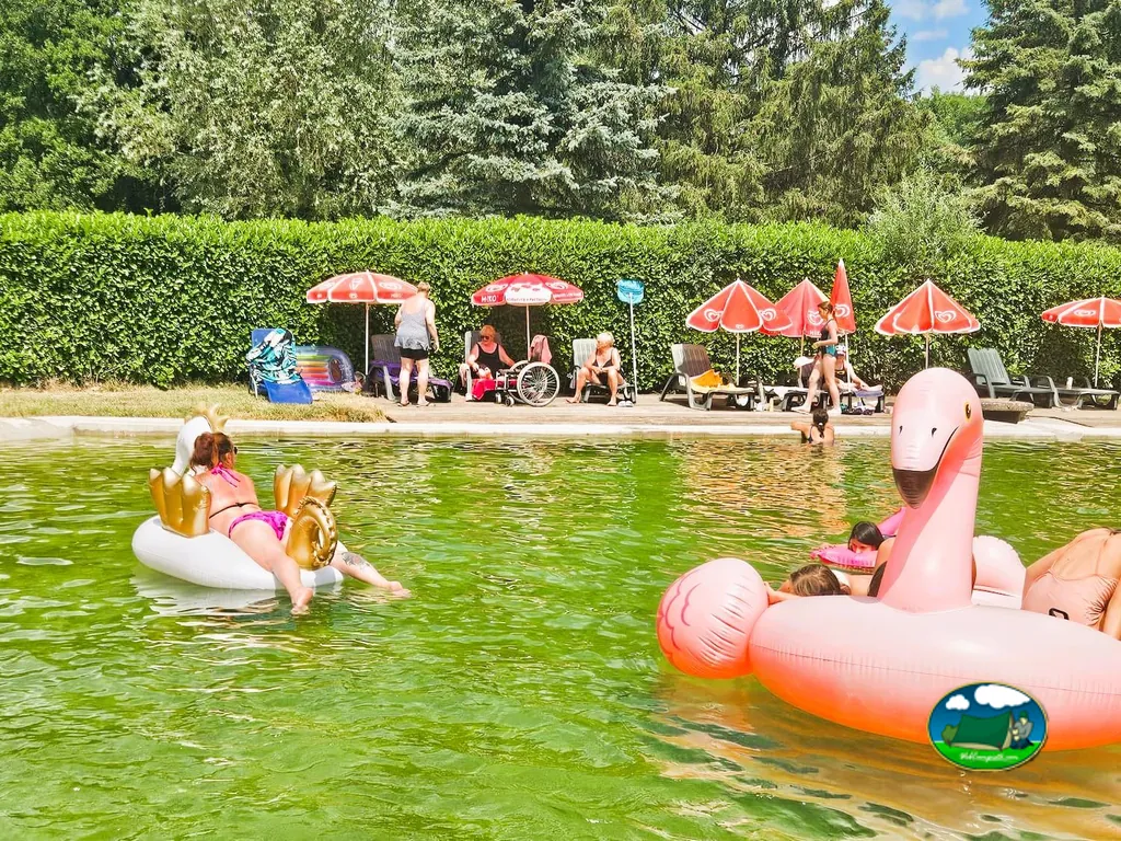 Piscina con flotadores