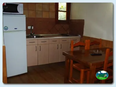 Cocina y comedor de bungalow del Camping El Pinajarro, Hervás (Cáceres)
