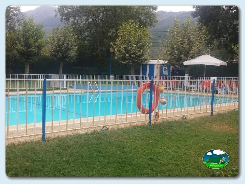 Piscina con tobogán y vistas a la montaña del Camping El Pinajarro, Hervás (Cáceres)