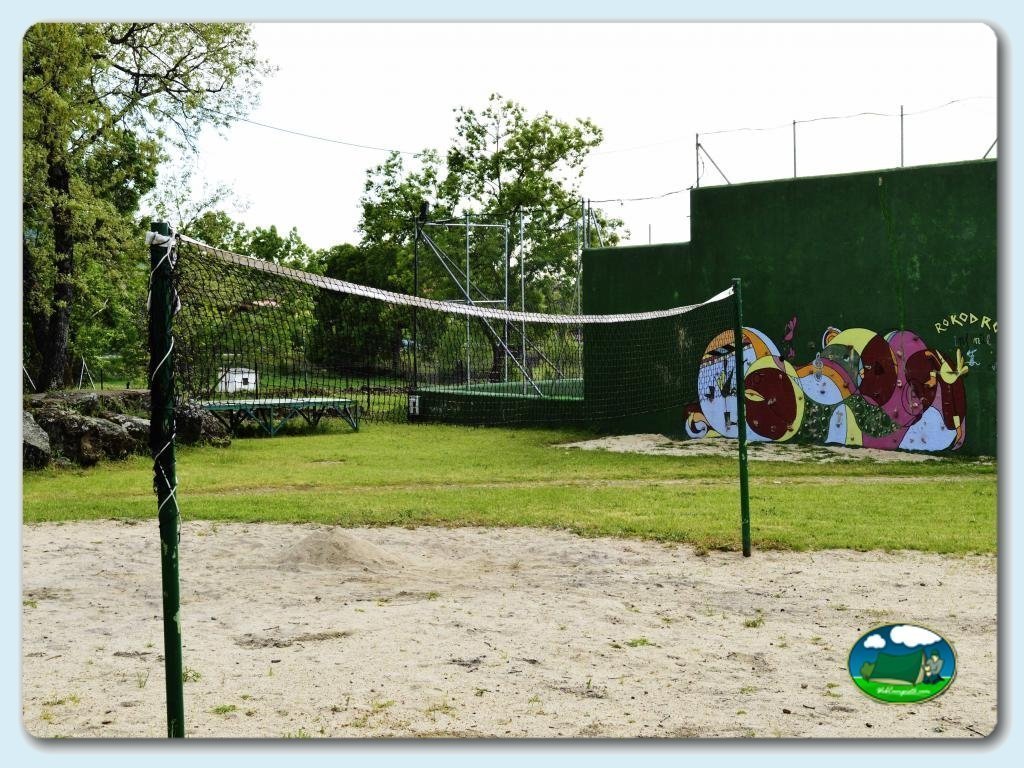 Zona deportiva y recreativa en Camping El Pinajarro, Cáceres, España