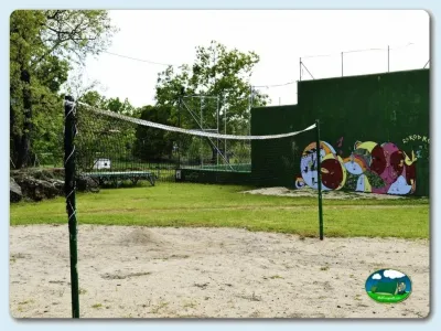 Pista de voleibol y parque infantil del Camping El Pinajarro, Hervás (Cáceres)