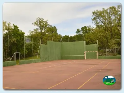 Pista de tenis con vistas a la montaña del Camping El Pinajarro, Hervás (Cáceres)