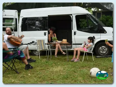 Mobil-home con familia disfrutando en parcela del Camping El Pinajarro, Hervás (Cáceres)