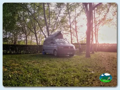 Mobil-home en parcela arbolada del Camping El Pinajarro, Hervás (Cáceres)