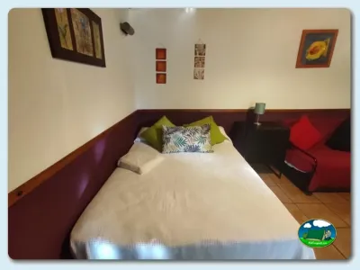 Mobil-home interior con cama doble del Camping El Pinajarro, Hervás (Cáceres)