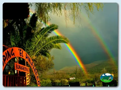 Parcela con vistas a la montaña y arco iris del Camping El Pinajarro, Hervás (Cáceres)