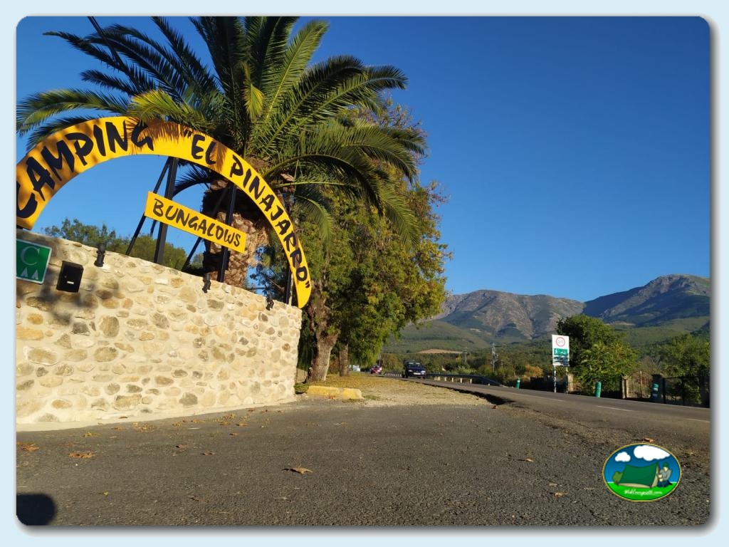 Entrada al camping en Camping El Pinajarro, Cáceres, España