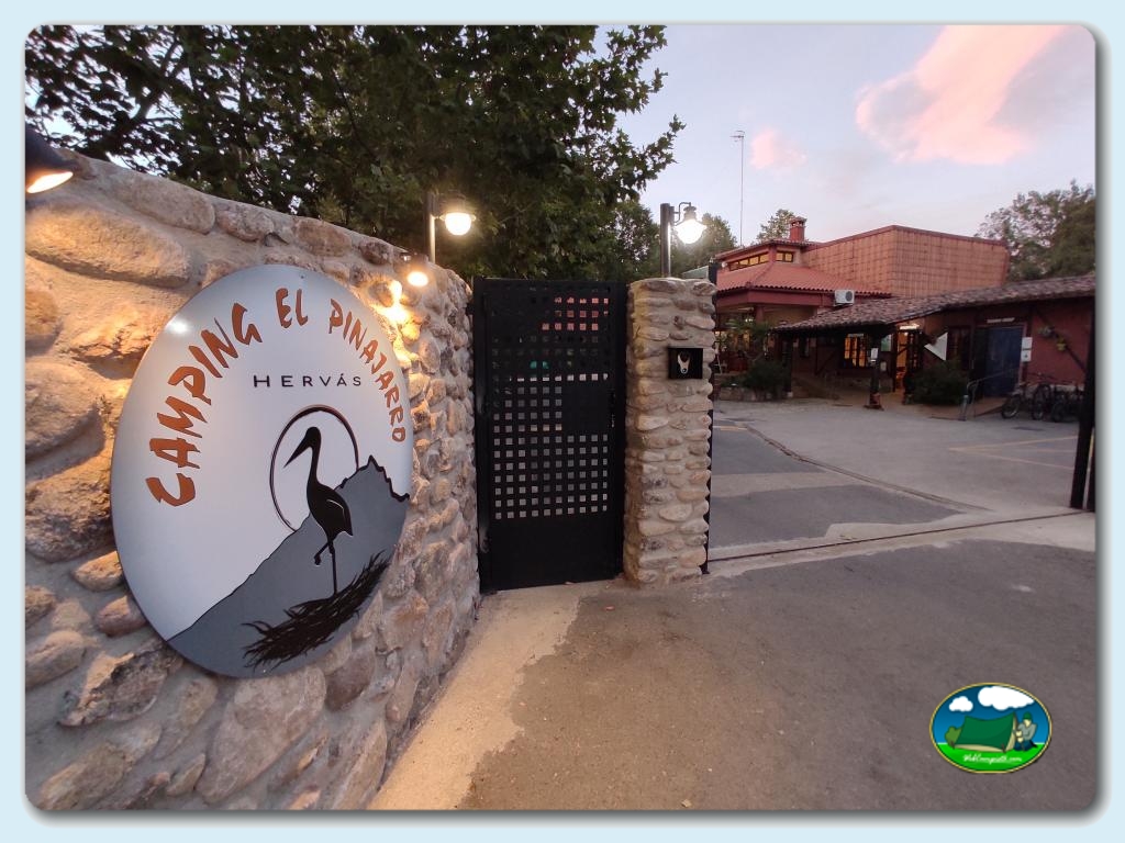 Entrada al camping en Camping El Pinajarro, Cáceres, España