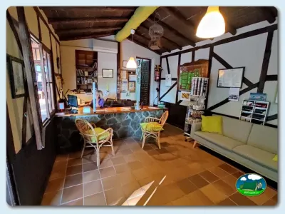 Recepción con escritorio y área de espera del Camping El Pinajarro, Hervás (Cáceres)