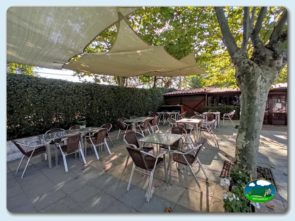 Restaurante bar con terraza sombreada del Camping El Pinajarro, Hervás (Cáceres)
