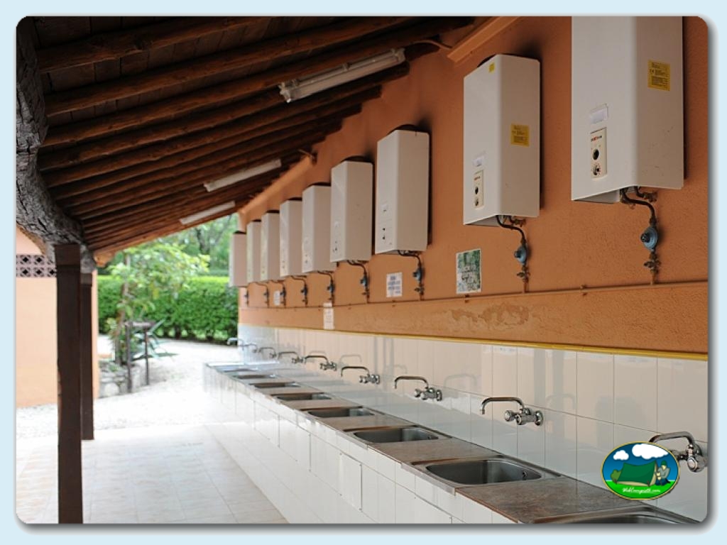 Fregaderos en Camping El Pinajarro, Cáceres, España