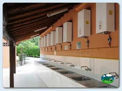 Aseos con lavamanos y calentadores del Camping El Pinajarro, Hervás (Cáceres)