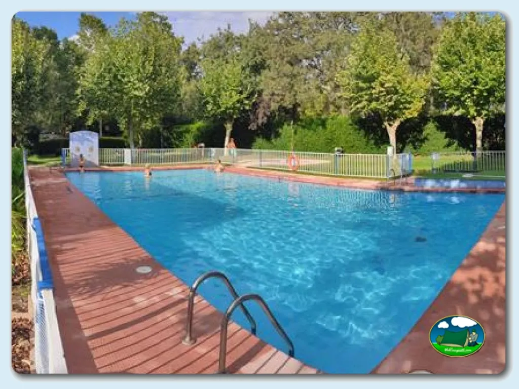 Piscina con vistas a zona arbolada del Camping El Pinajarro, Hervás (Cáceres)