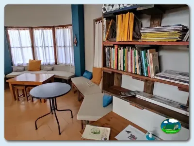 Zona común con biblioteca y sala de estar del Camping El Pinajarro, Hervás (Cáceres)