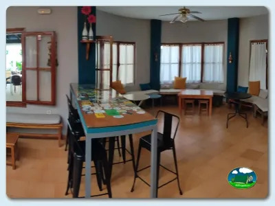 Sala de estar y comedor con mesas y sillas del Camping El Pinajarro, Hervás (Cáceres)