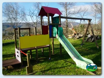 Parque infantil con tobogán y columpios, vistas a la montaña del Camping El Pinajarro, Hervás (Cáceres)