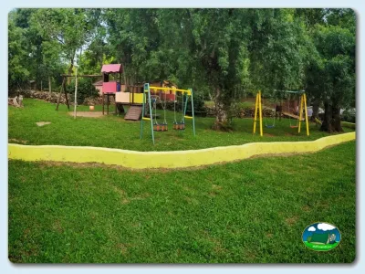 Parque infantil con columpios y estructura de juegos del Camping El Pinajarro, Hervás (Cáceres)