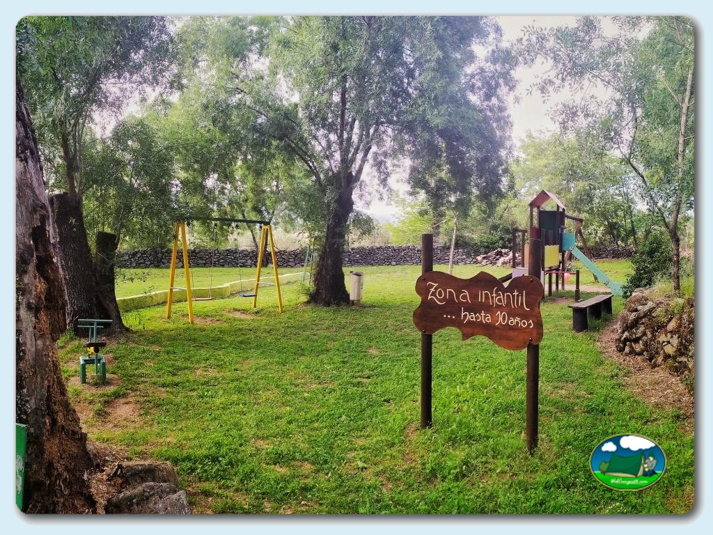 Columpios en Camping El Pinajarro, Cáceres, España