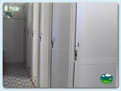Aseos con duchas del Camping El Pinajarro, Hervás (Cáceres)