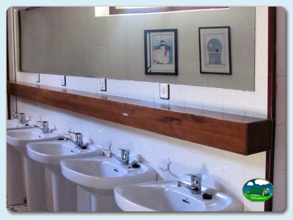 Servicios higi&eacute;nicos con agua caliente en Camping El Pinajarro, Cáceres, España