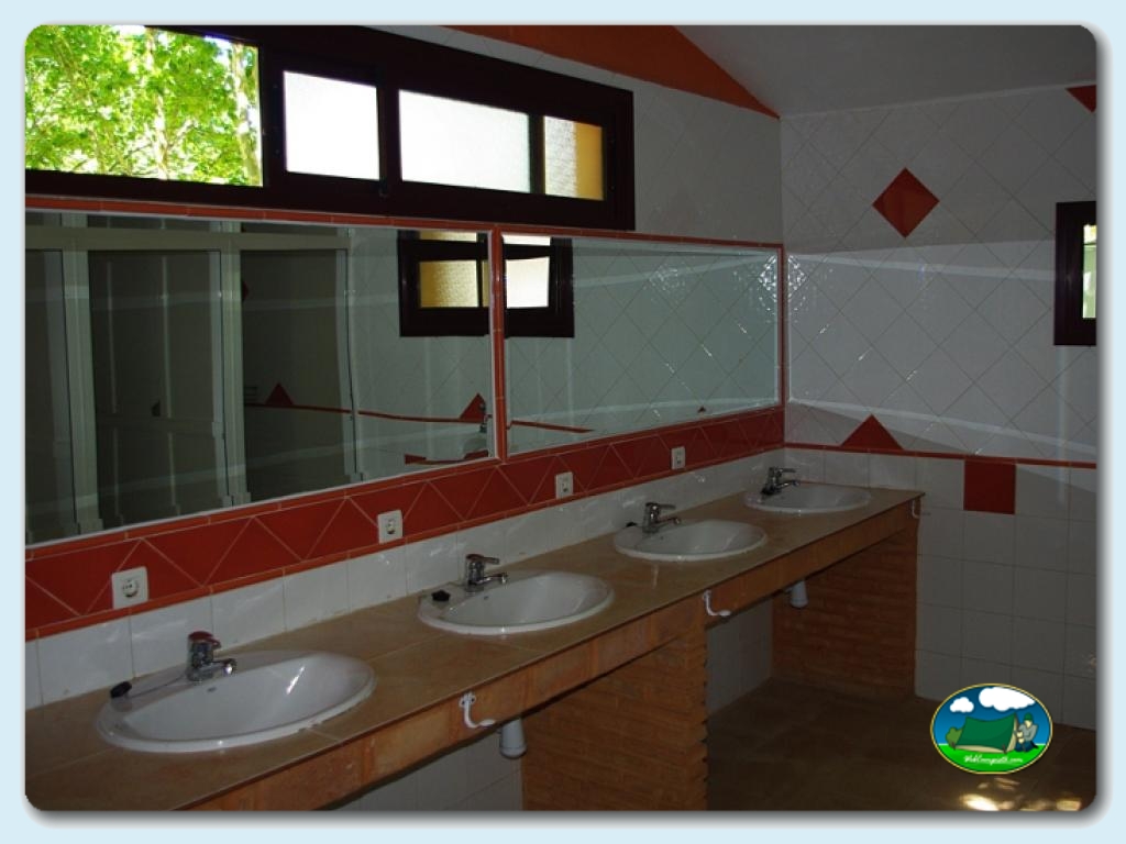 Servicios higi&eacute;nicos con agua caliente en Camping El Pinajarro, Cáceres, España