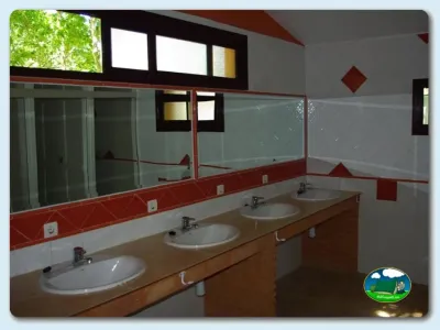 Aseos con lavabos múltiples del Camping El Pinajarro, Hervás (Cáceres)