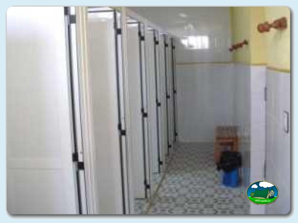 Servicios higi&eacute;nicos con agua caliente en Camping El Pinajarro, Cáceres, España