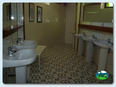 Aseos con lavabos y duchas del Camping El Pinajarro, Hervás (Cáceres)