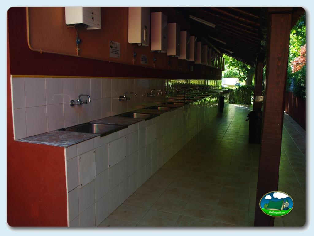 Fregaderos en Camping El Pinajarro, Cáceres, España