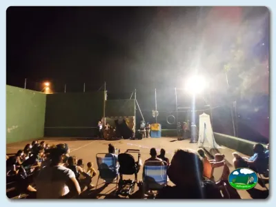 Parque infantil con actividades nocturnas del Camping El Pinajarro, Hervás (Cáceres)