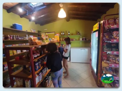 Supermercado interior con estanterías y nevera del Camping El Pinajarro, Hervás (Cáceres)
