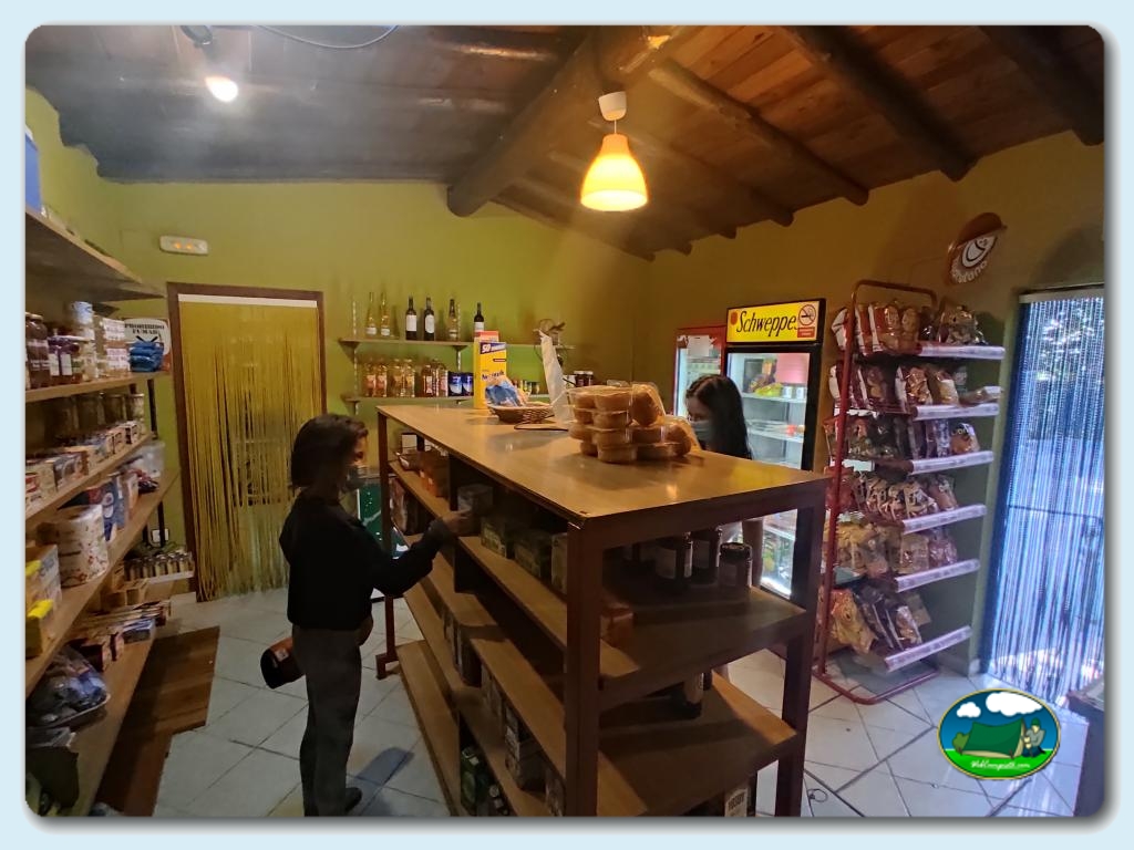 Supermercado en Camping El Pinajarro, Cáceres, España